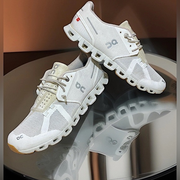 🌫️US 9- On Cloud 5 Women's “Triple White" Athleisure/ Training Sneakers 59.98376 - Picture 2 of 14